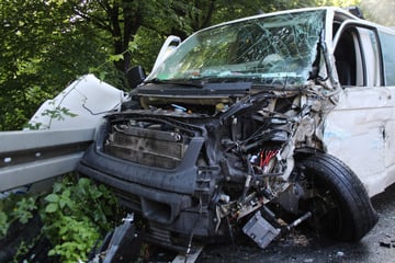 Sattelzug knallt VW-Transporter von der Straße: 23-jähriger Fahrer schwer verletzt