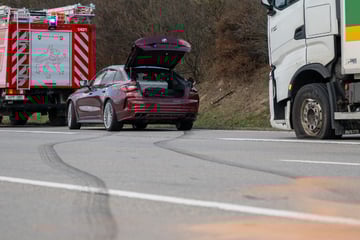 Unfall A4: Vollsperrung auf A4: Luxus-BMW kracht mit Lkw zusammen