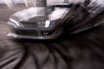 Dreister Autofahrer schiebt Polizisten über Polizeiparkplatz, dann wird's noch wilder