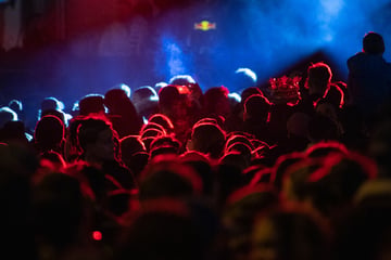 Duo soll Jugendliche mit Drogen und Alkohol gefügt gemacht und zur Prostitution gezwungen haben