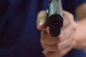 Im Drogenrausch: Mann zielt mit Pistole auf Autofahrer und Kind (8)