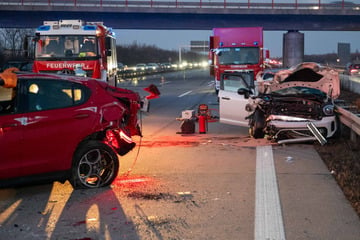 Unfall A9: Hunderte Meter Trümmerfeld: Drei Verletzte bei schwerem Unfall auf der A9