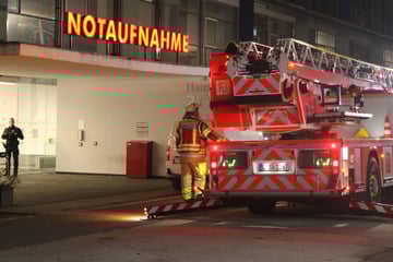 Leipzig: Flüssigkeit ausgetreten: Großeinsatz an Leipziger Krankenhaus