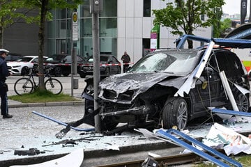 BMW kracht in Haltestelle: Sieben Menschen teils schwer verletzt