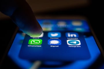WhatsApp-Betrug: Razzien in Hamburg
