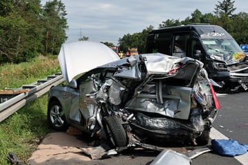 Wohnmobil prallt auf A45 gegen Auto auf Standstreifen: Ehepaar stirbt!