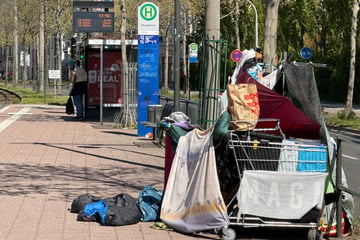 Leipzig: Erinnerungen an Fall aus Oschatz: Leipziger Obdachloser kampiert seit Wochen an Straßenbahn-Haltestelle