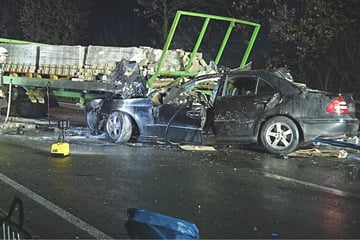 19-Jähriger stirbt bei Horror-Crash: Auto geht in Flammen auf