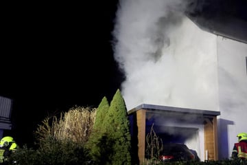 Chemnitz: Holzstapel brennt in Chemnitz: Feuer greift auf Carport über