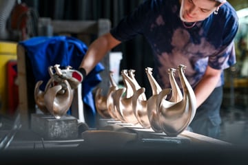 Leipzig: Goldene Henne: Wie werden eigentlich die Trophäen hergestellt?