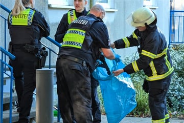 Hamburg: Klebrige Substanz am Tretroller? Mutter und Kind durch Kontamination verletzt