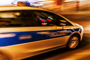 Frankfurt: Audi-Fahrer durchbricht bei Verfolgungsjagd mit Polizei Blockade und rammt vier Streifenwagen