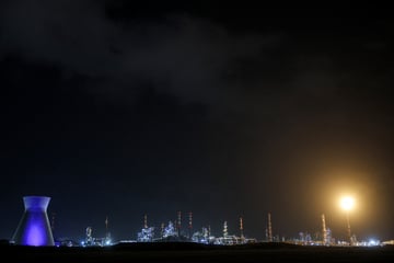 Nahost-Konflikt: Drohnenangriff verursacht Brand in kuwaitischer Ölraffinerie