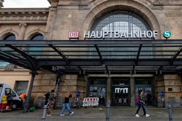 Dresden: Teenie-Gewalt am Hauptbahnhof: 15-Jährige tritt Polizisten und greift nach Dienstwaffe