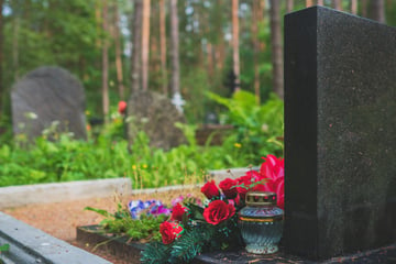 La familia deja un mensaje secreto en la lápida del padre: ¡Esto no le conviene a todos!