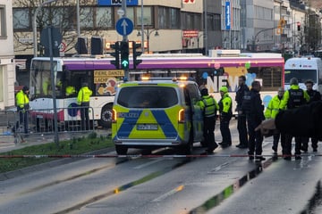 Schock beim Karnevalszug: Frau gerät in Mönchengladbach unter Bus