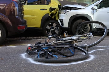 Suzuki erfasst Radfahrerin in Stuttgart: 50-Jährige erleidet schwere Verletzungen