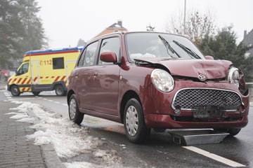 Seniorin (86) sieht abbremsenden BMW zu spät, dann scheppert es gewaltig
