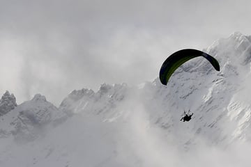 Paragleiter stürzt rund 80 Meter ab: Notfallschirm öffnet nicht