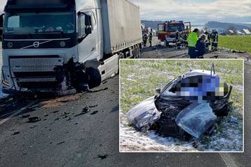 Tödlicher Unfall im Erzgebirge: Škoda stößt frontal mit Laster zusammen