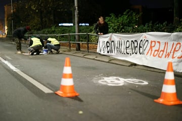 Berlin: Aktivisten pinseln mehr als 100 Meter Radweg auf Berliner Allee!