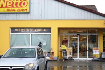 Schrecksekunde bei Netto: Rentnerin fährt gegen Supermarkt