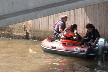 Betrunkener Radfahrer stürzt in Fluss: Gefährlicher Rettungseinsatz unter B14-Brücke