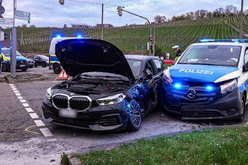 Streifenwagen bei Einsatz von BMW erfasst: Eine Person verletzt