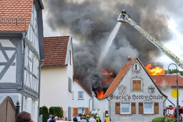 Flammendes Inferno zerstört Wohnhaus: Immenser Sachschaden!