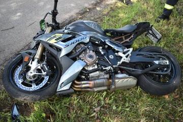 Motorrad kracht in Transporter: Biker erleidet lebensgefährliche Verletzungen