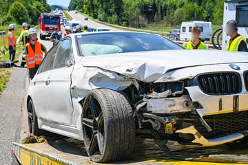 Unfall A8: BMW kracht mit voller Wucht in Leitplanke: Kilometerlanger Stau auf der A8