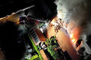 Mehrfamilienhaus steht lichterloh in Flammen: Großeinsatz der Feuerwehr