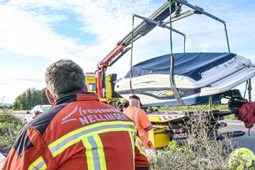Unfall A8: Sportboot "strandet" auf der A8: Mehrere Verletzte nach Unfall
