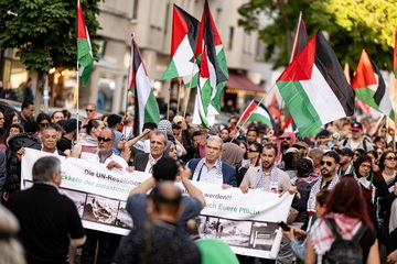 Berlin: Hunderte Menschen demonstrieren in Charlottenburg
