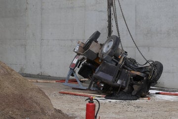 Unfall A6: Baufahrzeug stürzt bei A6 von Brücke! Fahrer schwer verletzt mit Hubschrauber abgeholt