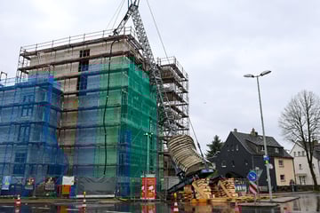 Baukran kippt auf Rohbau - Häuser müssen evakuiert werden