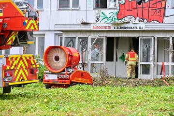 Dresden: Rauchwolke über Dresden! Ehemaliges Bürogebäude in Flammen