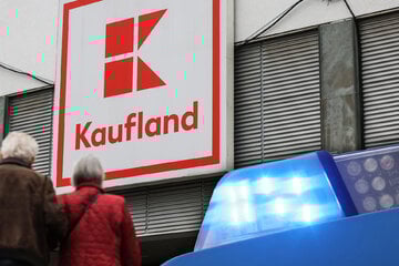 Klaffende Wunde zu spät bemerkt: Polizei sucht Autofahrer nach Parkplatz-Unfall