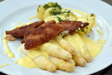 "Chemiebaukasten": Warum Spargel-Fans bei fertiger Sauce Hollandaise die Zutatenliste checken sollten