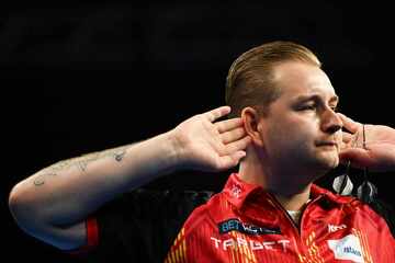 Aus Weltspitze geekelt? Kommentator äußert Theorie zum tiefen Fall von Darts-Star