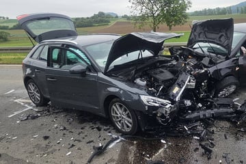 Audi und Seat krachen frontal ineinander: Zwei Verletzte