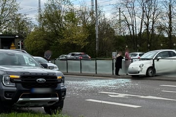 Unfall beim Spurwechsel: Fiat wird über Bahngleise geschleudert
