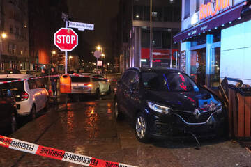 Renault kracht bei Kreuzungs-Crash in Café: Schwangere Beifahrerin (30) verletzt