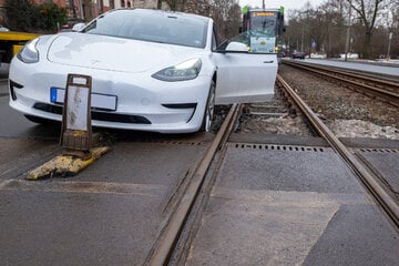 Tesla gerät ins Gleisbett der Straßenbahn