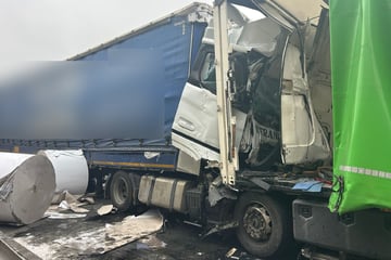 Unfall A3: Trümmerfeld auf A3: Junger Lkw-Fahrer nach Unfall im Fahrerhaus eingeklemmt