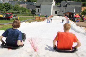 Im T-Shirt und bei hochsommerlichen Temperaturen: Rodeln auf dem Schnee von gestern