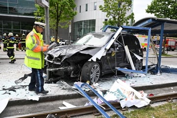 BMW kracht in Haltestelle: Studentin (22) in kritischem Zustand, Kleinlaster an Unfall beteiligt