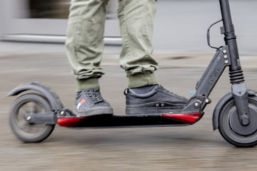 E-Scooter-Fahrer flüchtet mit 90 km/h vor Polizei - Fahrer unter Drogen