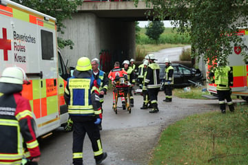 Unfall A96: Horror-Unfall auf Autobahn: Auto stürzt von Brücke