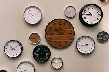 Eine Reise durch die Zeit: Lustige Sprüche über die Zeitumstellung